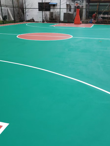 奇台 球场长期使用易出现地面开裂